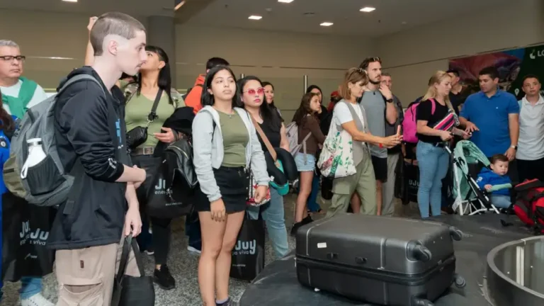 Turistas aeropuerto Jujuy