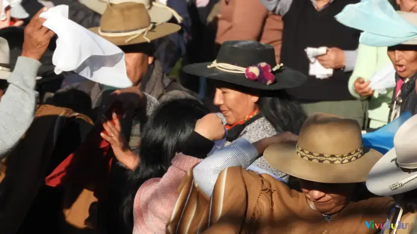 Baile al ritmo de la música en vivo.